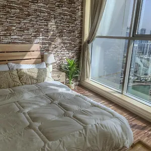Green Sky Holiday With Shared Kitchen And Lounge منزل للإقامة دبي
